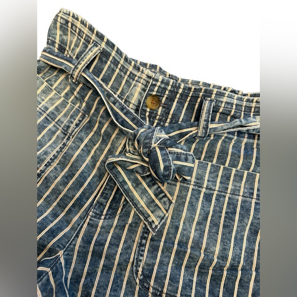 American Eagle pinstripe shorts with front pockets Size 8 - Picture 5 of 7